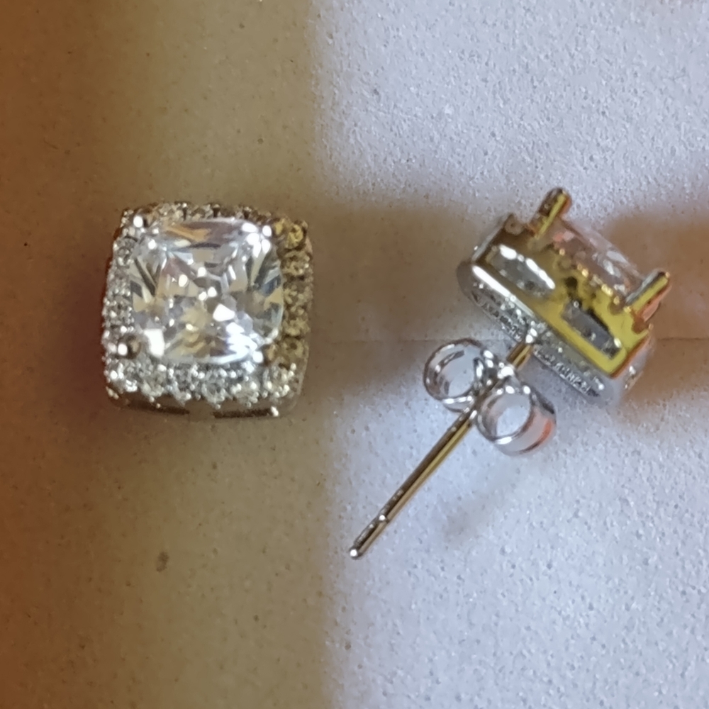 Cushion cut Halo stud earrings - Picture 2 of 2